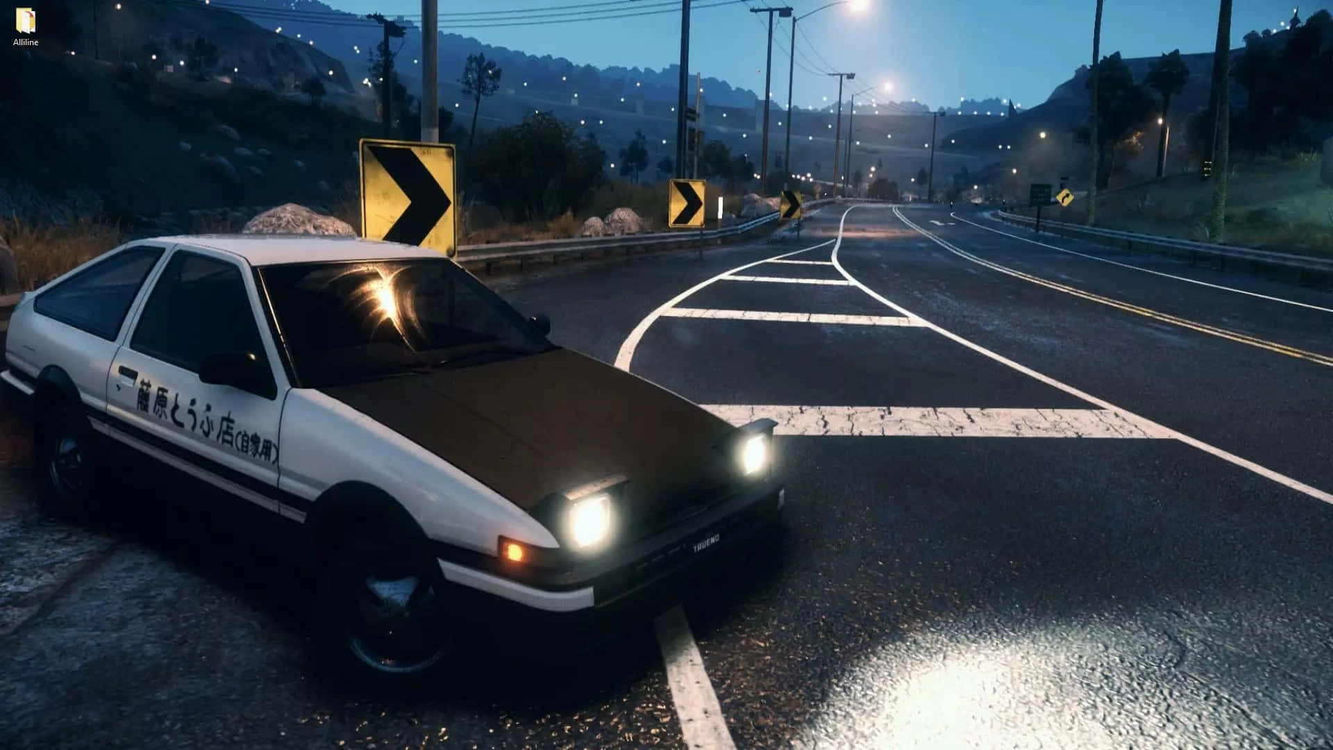 白色和棕色的AE86跑車在夜間行駛在潮濕的道路上，有路燈和山丘。