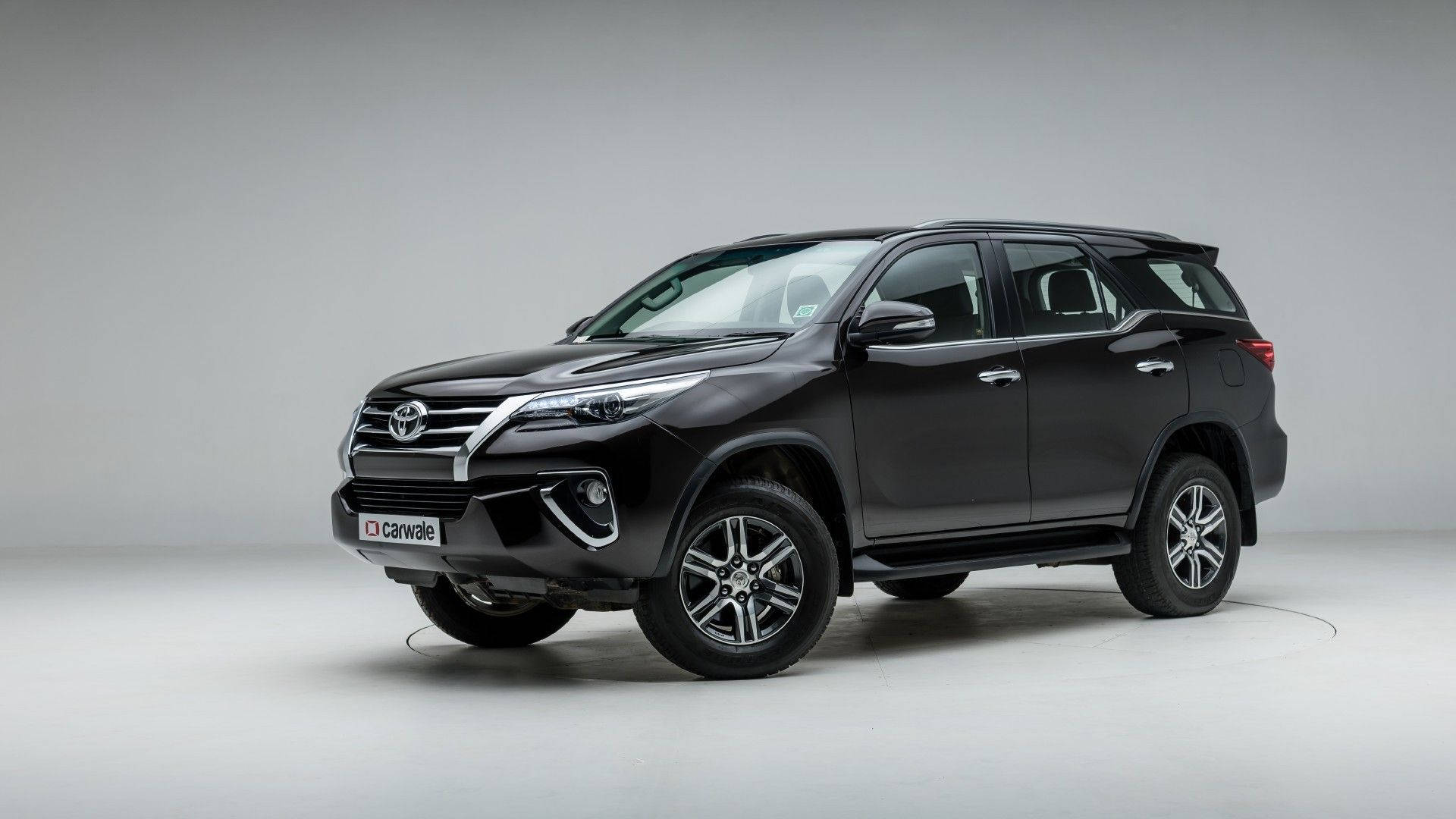 黑色豐田 Fortuner SUV 在攝影棚中，背景簡潔