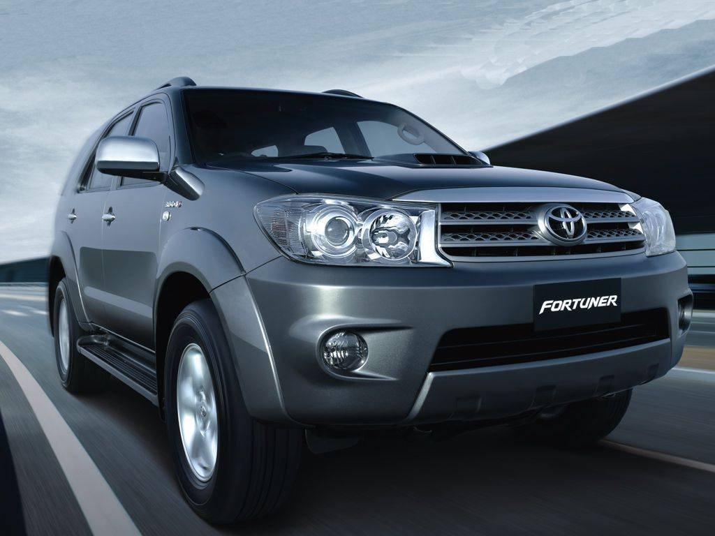 銀色豐田 Fortuner SUV 在高速公路上行駛，帶有動態模糊效果。