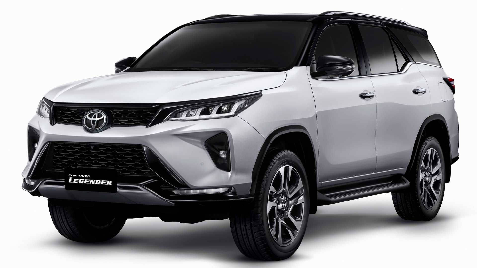 銀色豐田 Fortuner Legend SUV，帶有黑色點綴和合金輪圈。