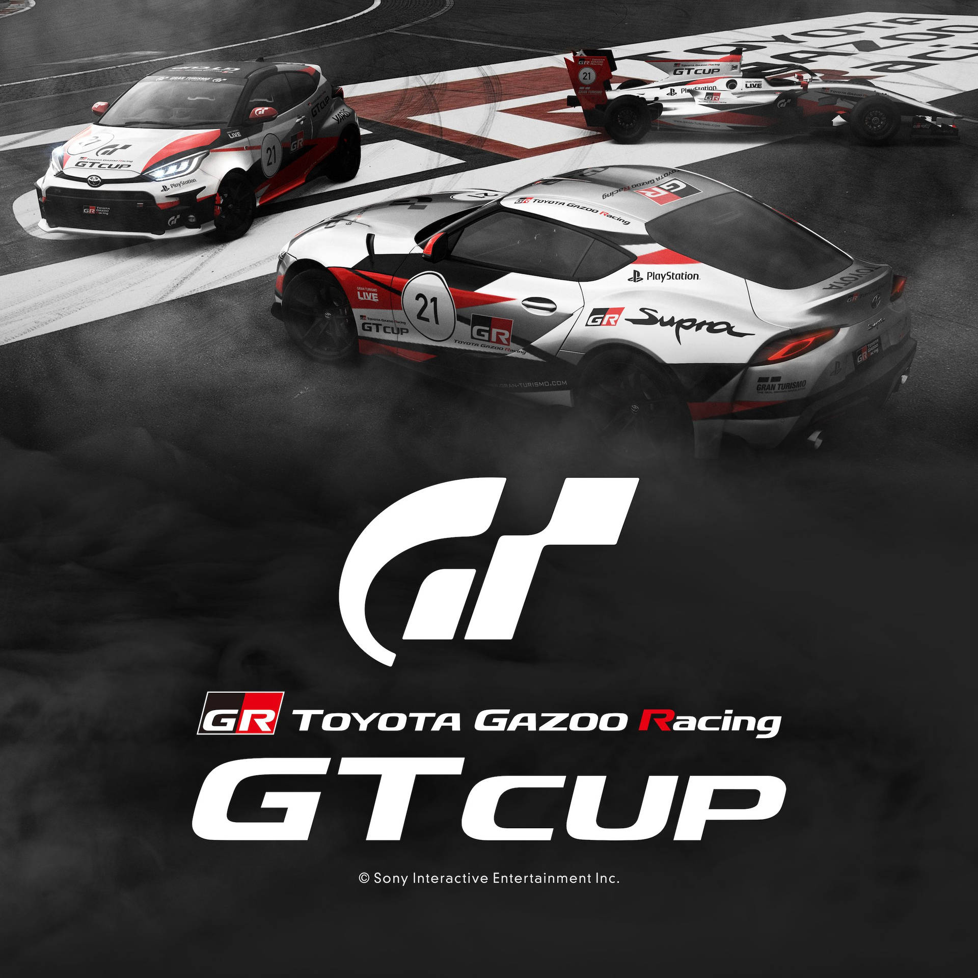 三輛賽車在帶有GT CUP品牌和標誌的賽道上飄移。