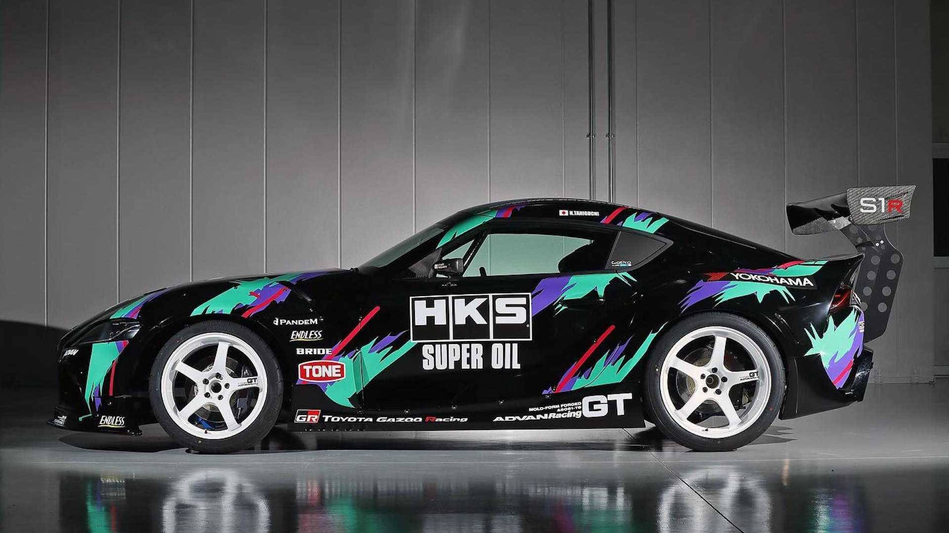 黑色漂移賽車在帶有反射地板的工作室中帶有彩色貼花