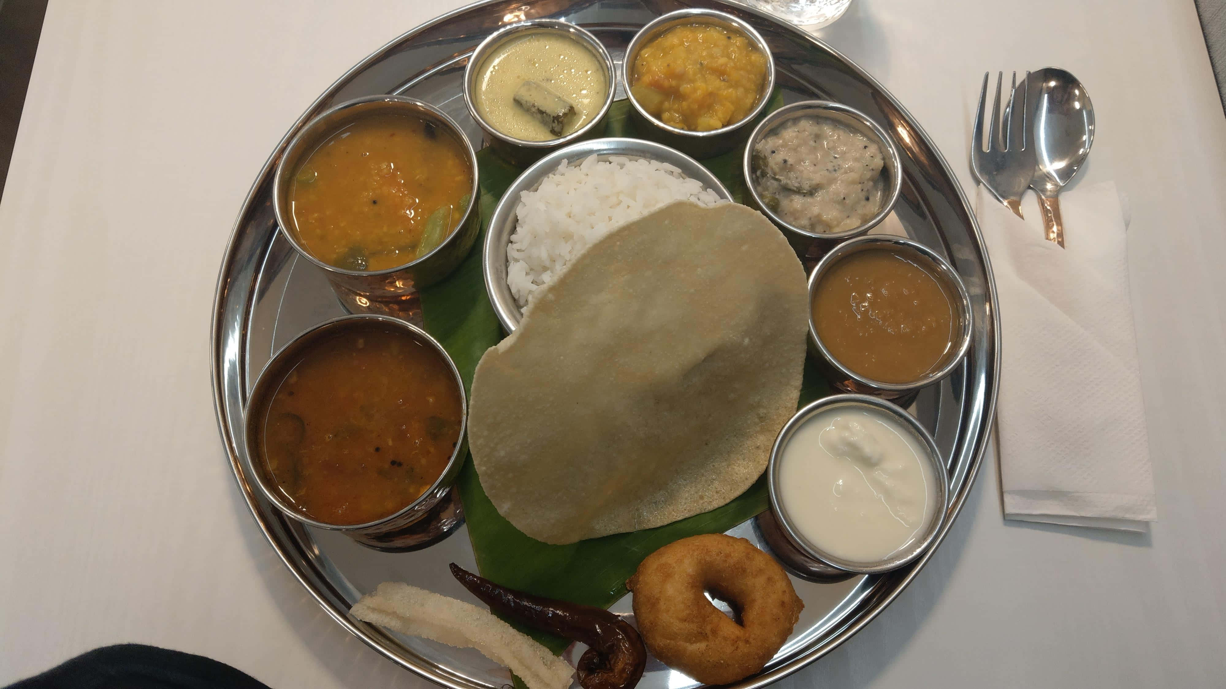 Thali 桌布 壁紙 — 傳統印度塔利餐放在銀盤上，配有米飯、印度烤餅和多種咖喱小碗。