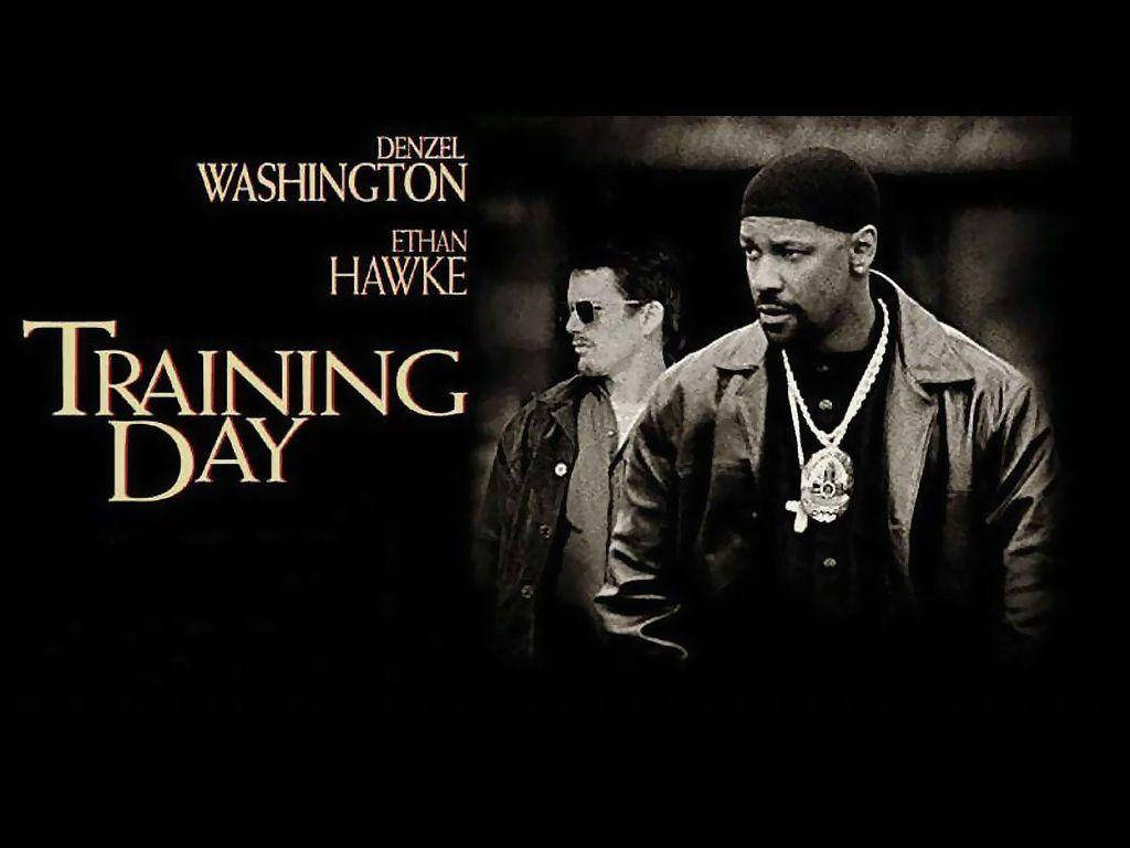 《Training Day》美國演員伊桑·霍克與丹澤爾·華盛頓 壁紙 — 兩名身穿深色外套的男子站在黑色背景前，上面有金色電影標題文字。