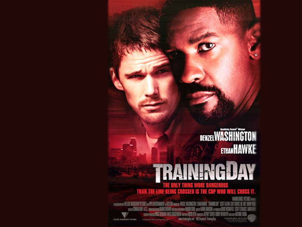 《Training Day》高質海報 壁紙 — 兩個眼神銳利的男人在電影海報上，以紅色調的城市天際線為背景，直視前方。