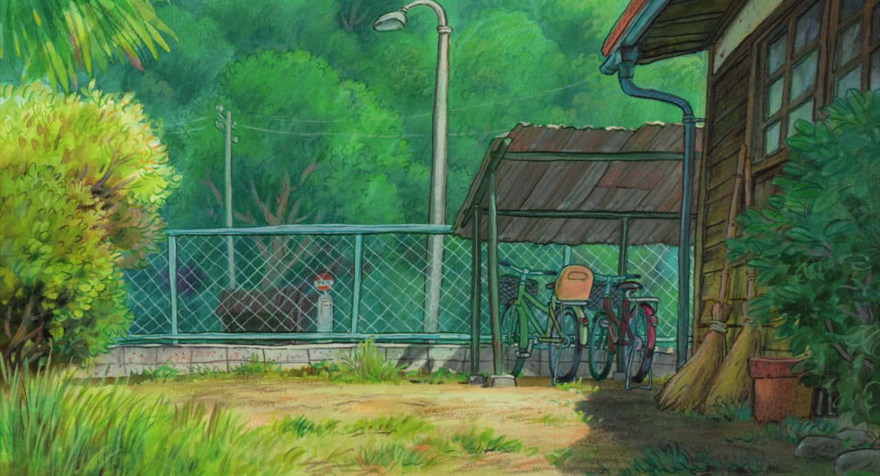  壁紙 — 寧靜的日本鄉村景色，單車停泊在木製 shelter 旁邊，旁邊是一間歷經風霜的房屋，四周綠意盎然。