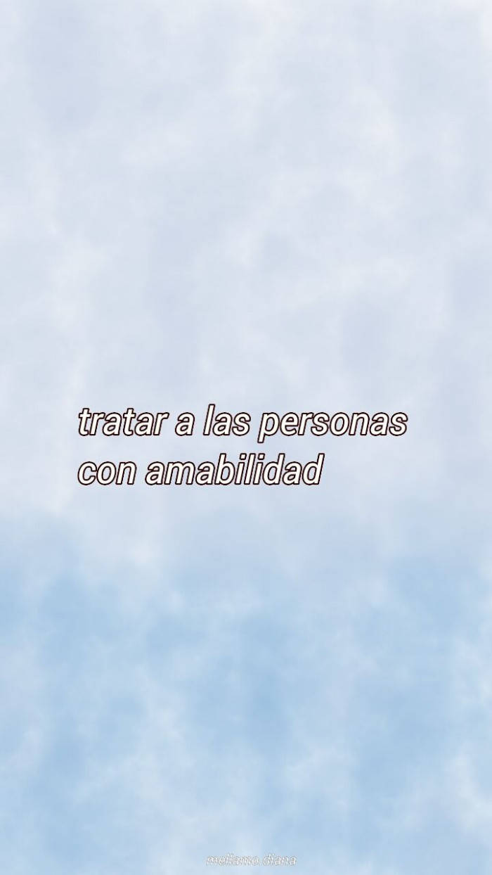 英語至西班牙語「Tratar A Las Personas」 壁紙 — 柔和藍天帶有縷縷白雲，框架中央有西班牙文關於善良的文字。