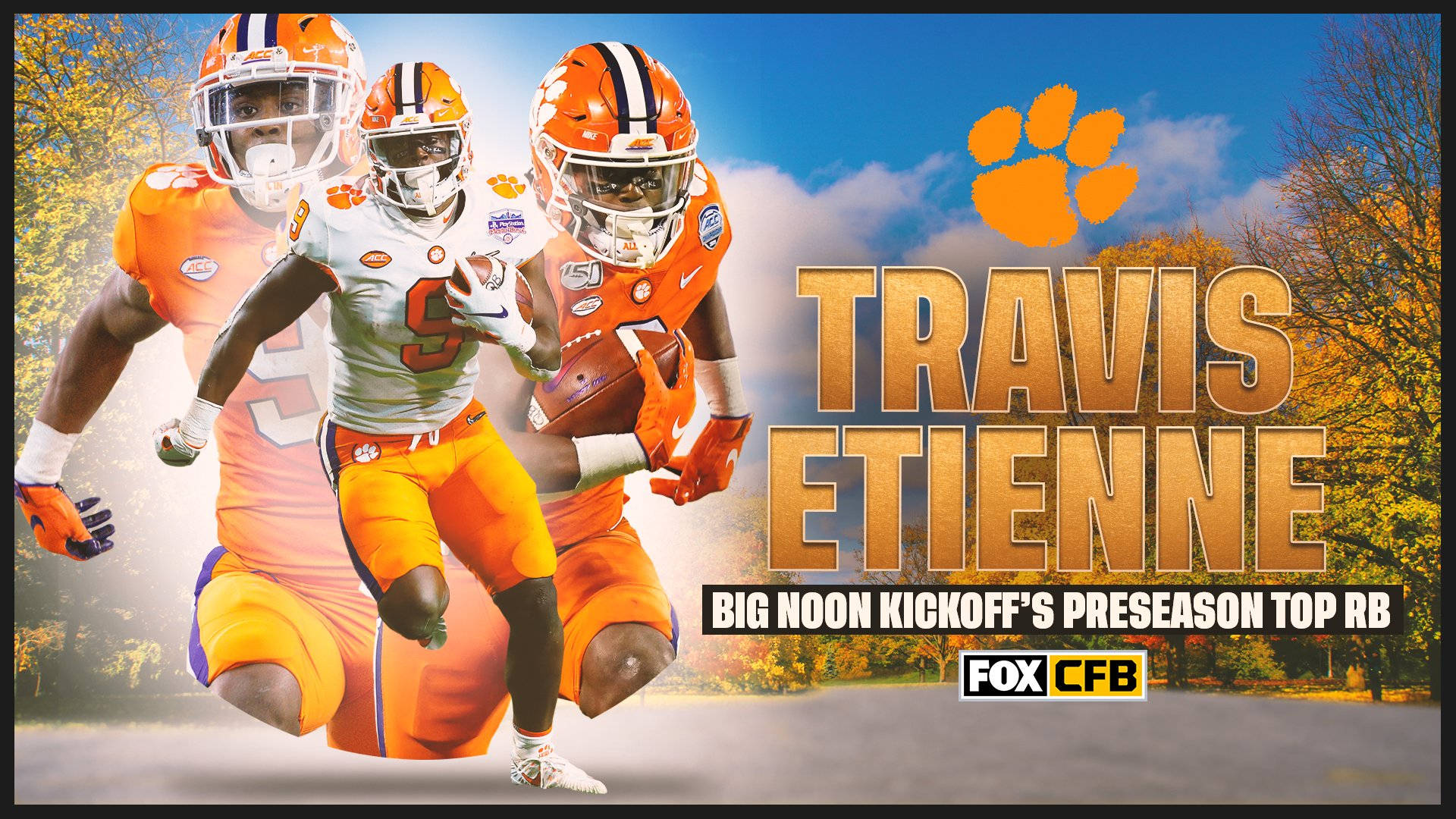 Travis Etienne FOX CFB 封面 壁紙 — 三名身穿橙色和白色球衣的足球運動員在明亮的秋日背景下動態衝刺，並以粗體文字慶祝 Travis Etienne。