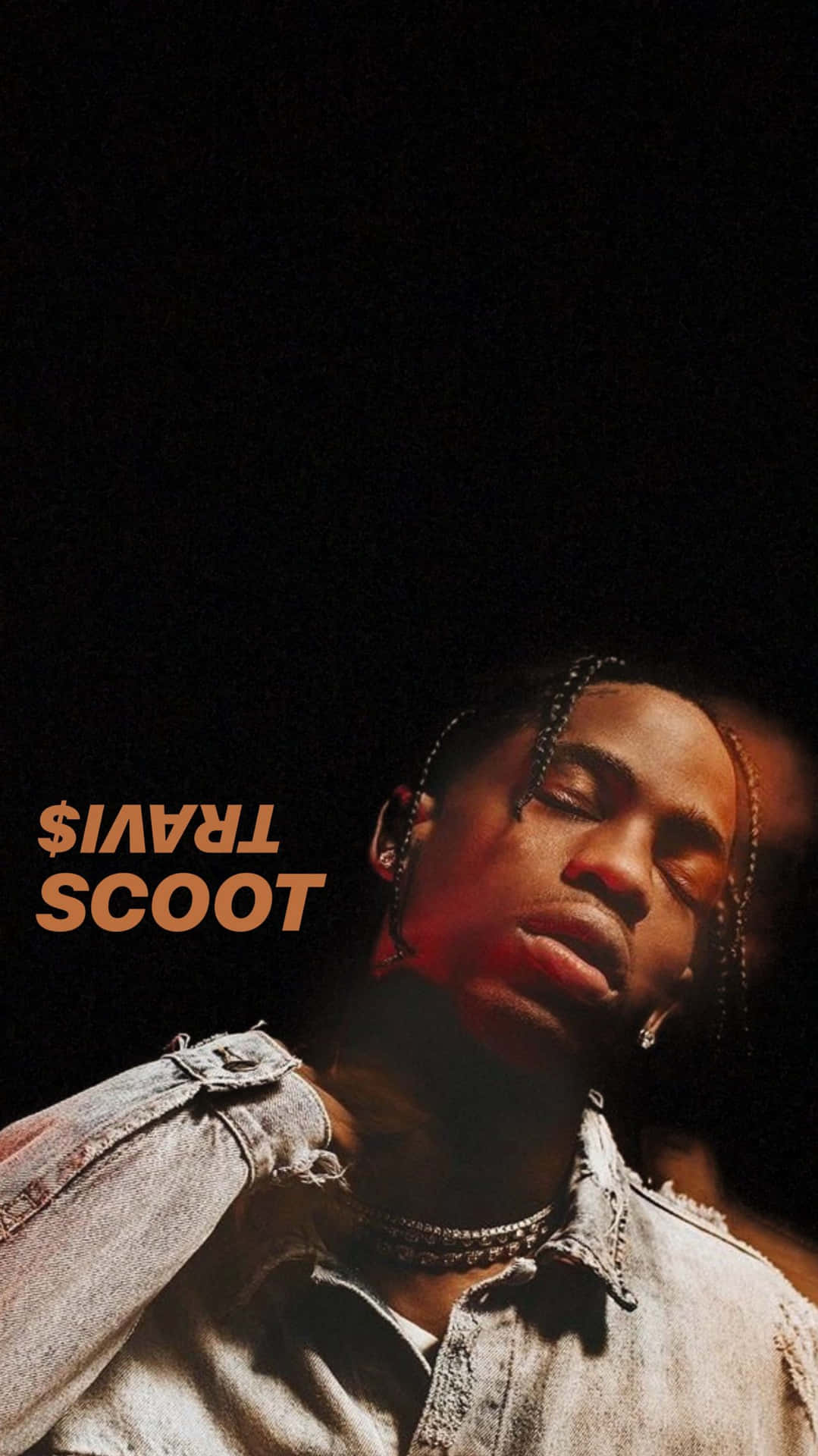 Travis Scott 在黑暗的環境中穿著牛仔布和鏈條，帶有橙色文字。