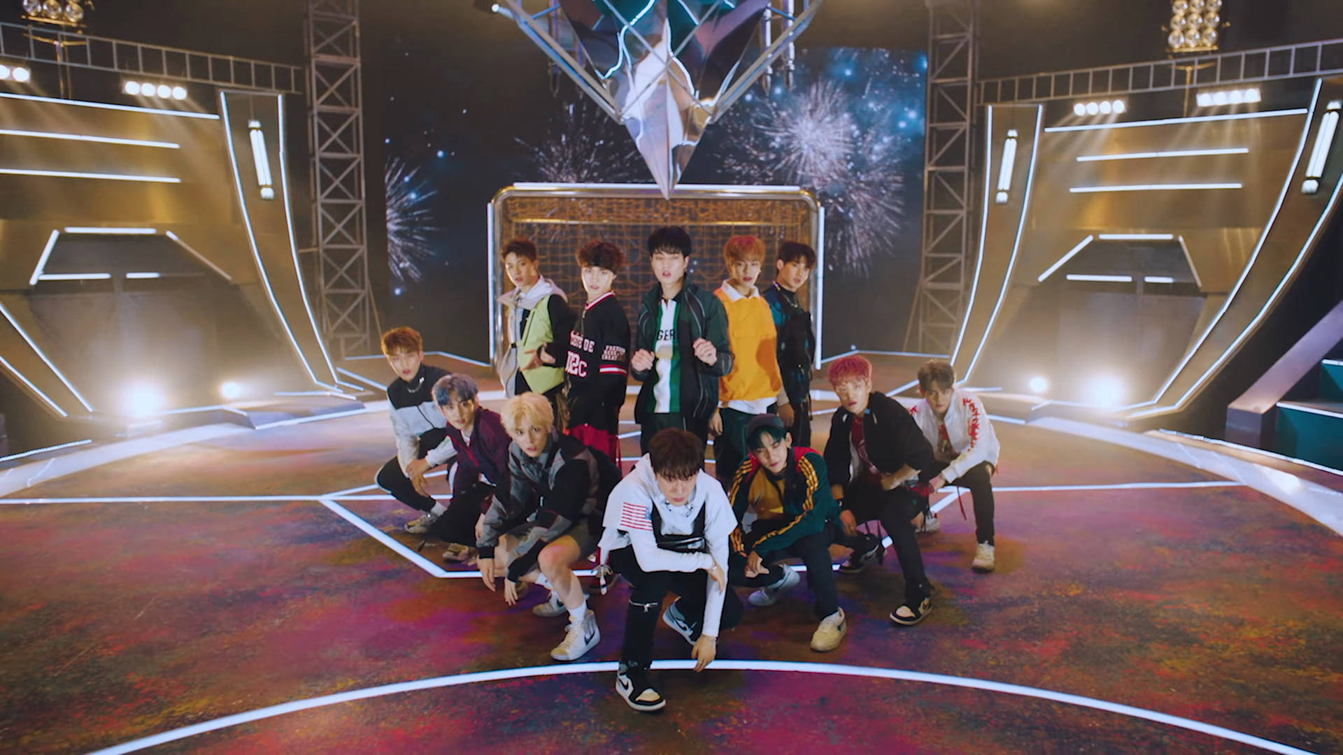 K-pop組合在一個帶有煙花和霓虹燈的未來感舞台上擺姿勢。