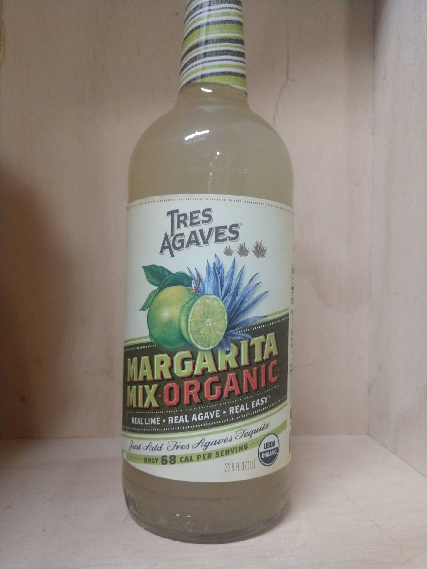 木架上的 Tres Agaves 有機瑪格麗特調酒瓶