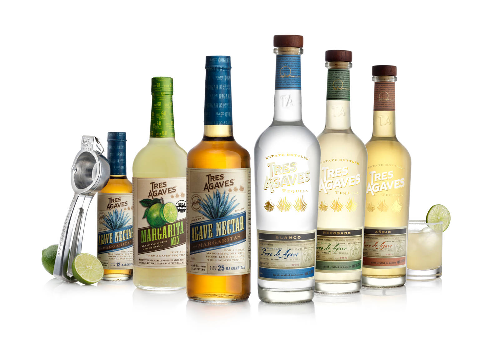 白色背景上的 Tres Agaves 龍舌蘭酒瓶和雞尾酒配料。