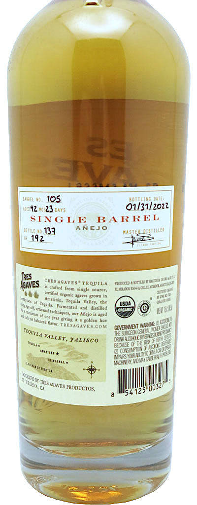 一瓶 Tres Agaves 單桶陳年龍舌蘭酒，帶有可見標籤和琥珀色液體。