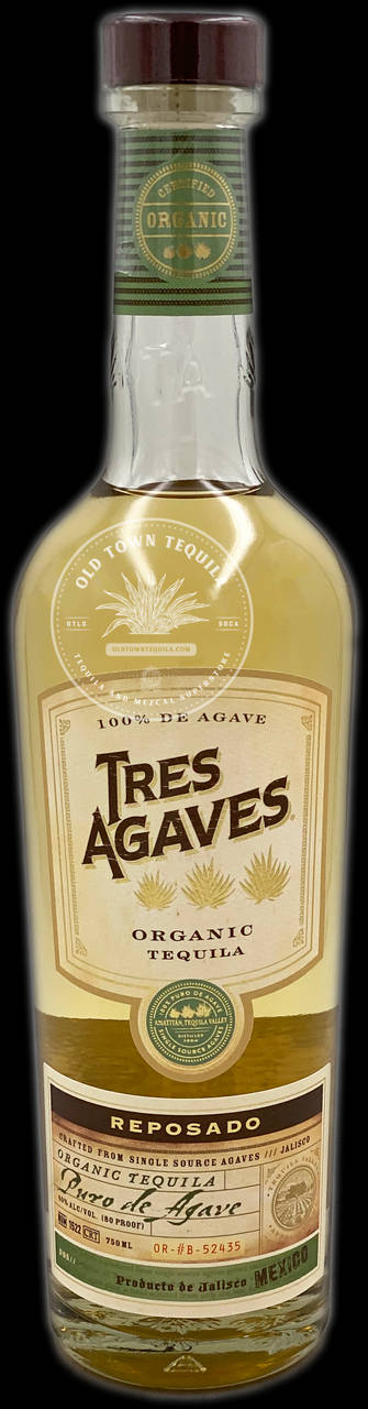 一瓶Tres Agaves有機雷波薩多龍舌蘭酒，帶有金色液體和復古風格標籤。