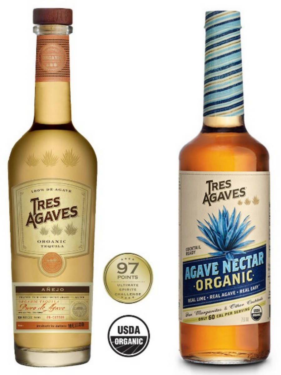 兩個有機龍舌蘭酒瓶，帶有獎章和USDA認證。