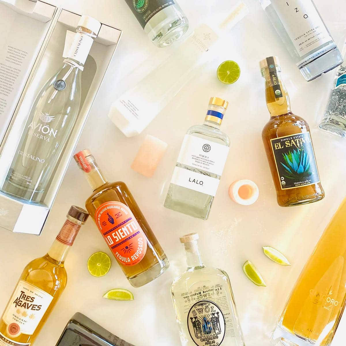 各種龍舌蘭酒瓶和青檸角以平面佈置方式排列。