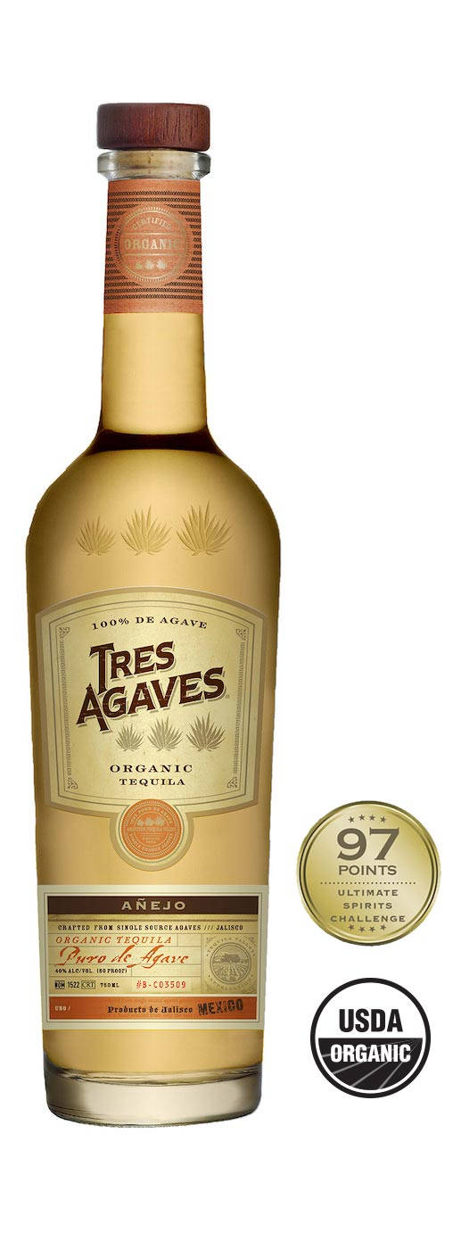 一瓶帶有獎章和USDA有機認證的Tres Agaves有機龍舌蘭酒。
