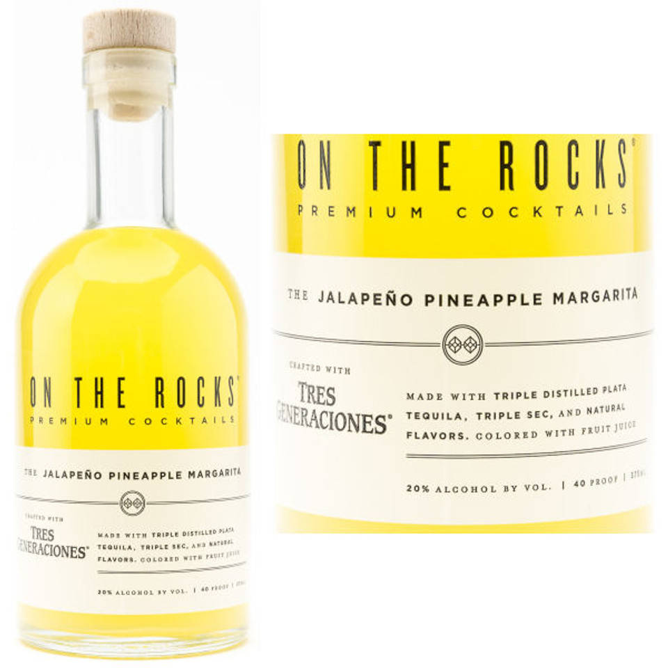 一瓶On The Rocks Jalapeño Pineapple Margarita雞尾酒，帶有黃色液體和詳細標籤。