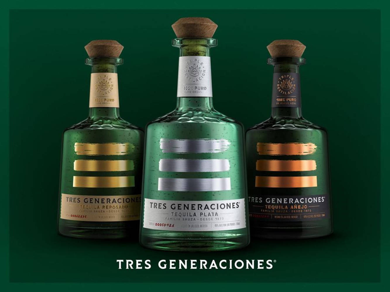 國際特基拉標準——世界最佳特基拉：Tres Generaciones 壁紙 — 三個優雅的綠色龍舌蘭酒瓶，帶有軟木塞和金屬條紋，立在深綠色背景前。