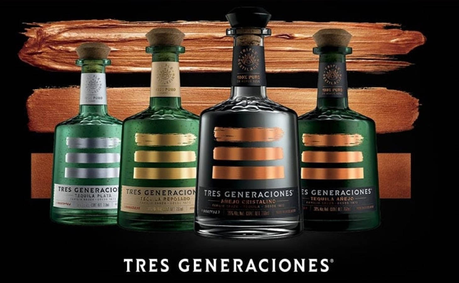Tres Generaciones 超級特調龍舌蘭酒系列 壁紙 — 四瓶帶有不同顏色標籤的Tres Generaciones龍舌蘭酒瓶，立在帶有木紋筆觸點綴的黑色背景前。