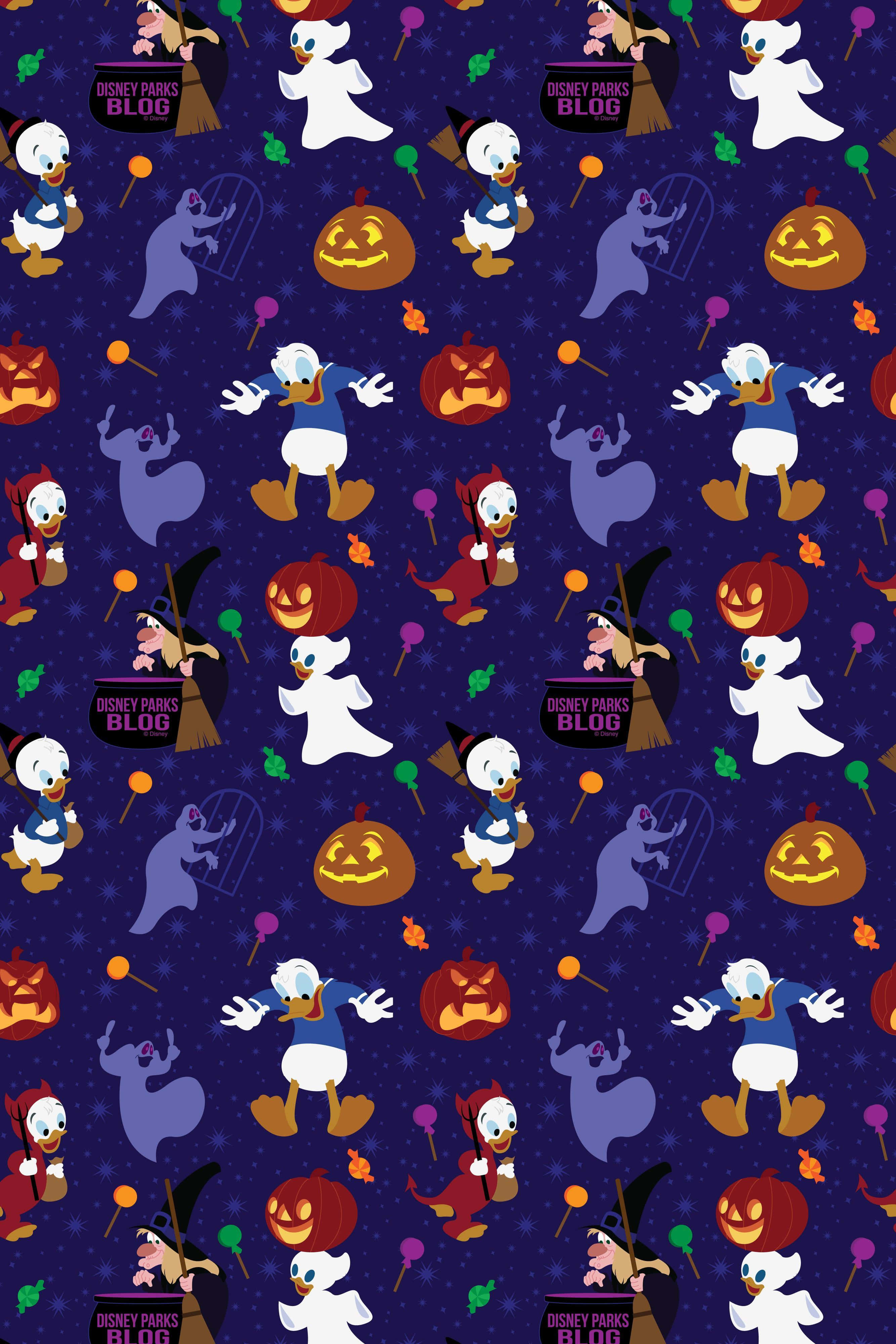 迪士尼《Trick or Treat》角色紫色萬聖節 壁紙 — 重複的萬聖節圖案，唐老鴨化身為鬼魂和女巫，搭配南瓜、糖果和星星，背景為深藍色。