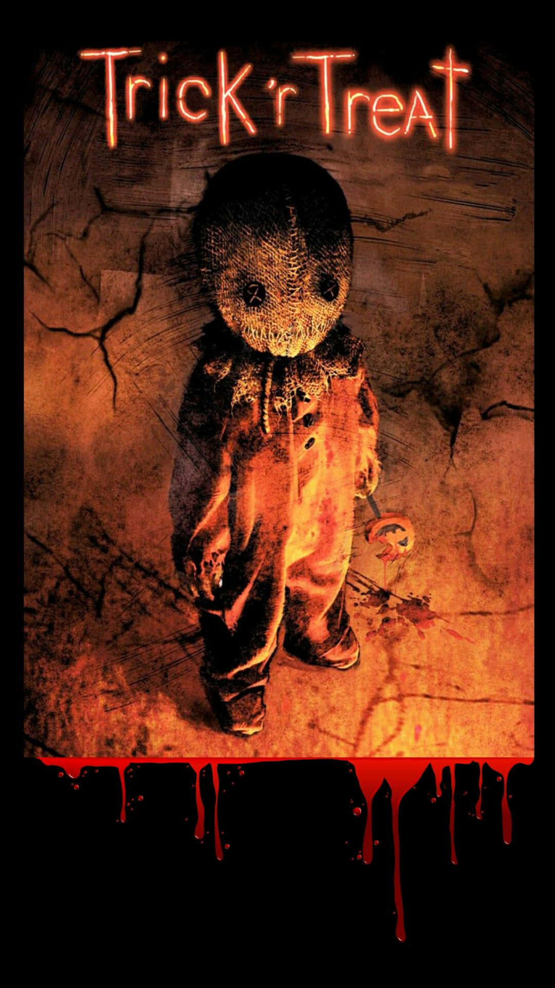 Trick 'r Treat 電影院海報 壁紙 — 一個令人毛骨悚然的縫合娃娃，發光的眼睛站在裂縫牆壁中，橙色燈光下，下方有血滴落。