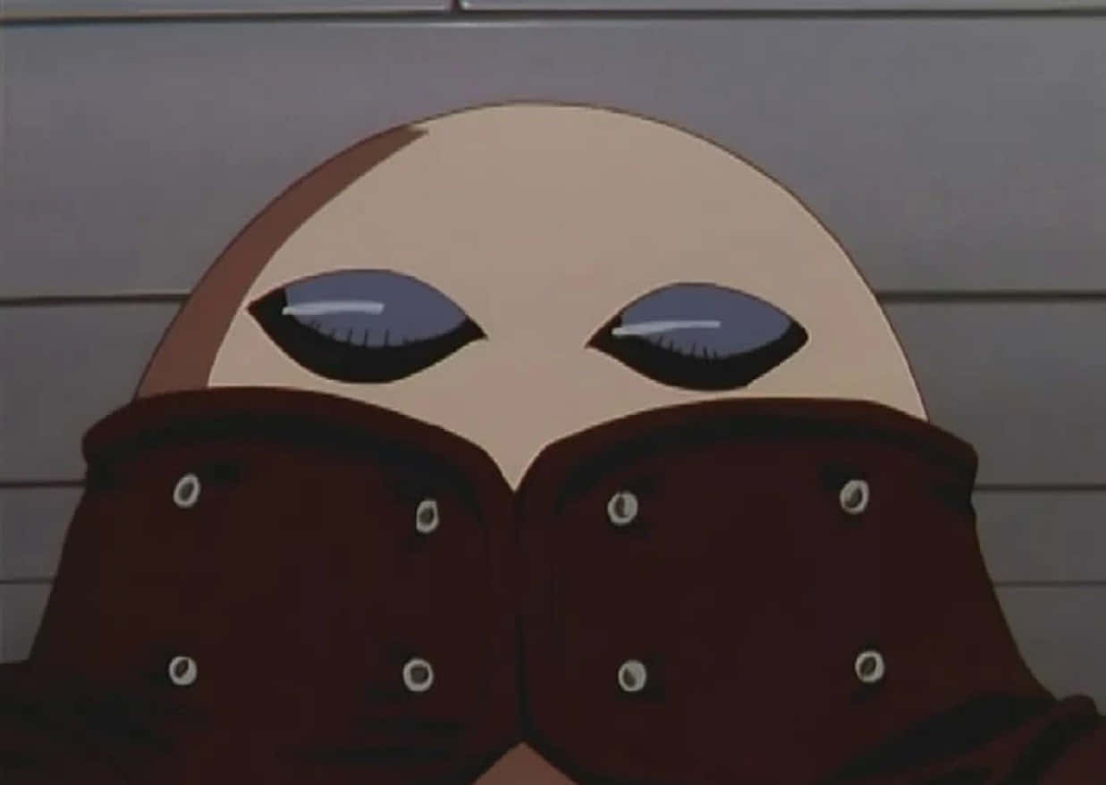 《Trigun》灰·九命，緊張對峙 壁紙 — 一個禿頭動漫角色的大特寫，大眼睛從深棕色銀扣外套上方偷看。