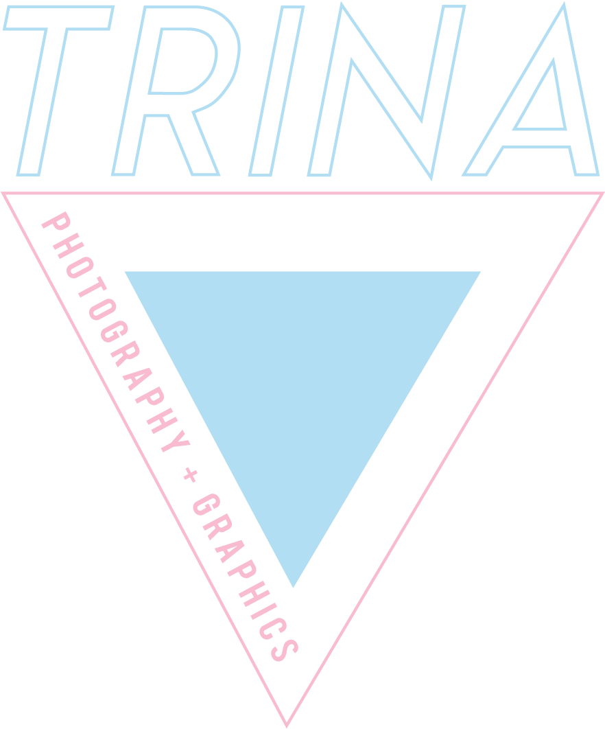 Trina Photography Graphics Logo 壁紙 — 在極簡幾何標誌中，粉紅色三角形上方有粗體霓虹輪廓文字「TRINA」，框住「PHOTOGRAPHY + GRAPHICS」。