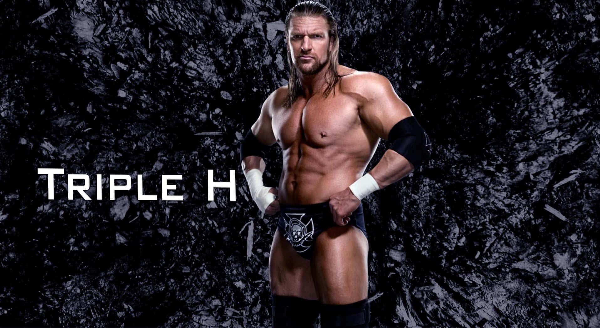 摔角手 Triple H 穿著黑白裝備，站在破碎的黑色背景前。