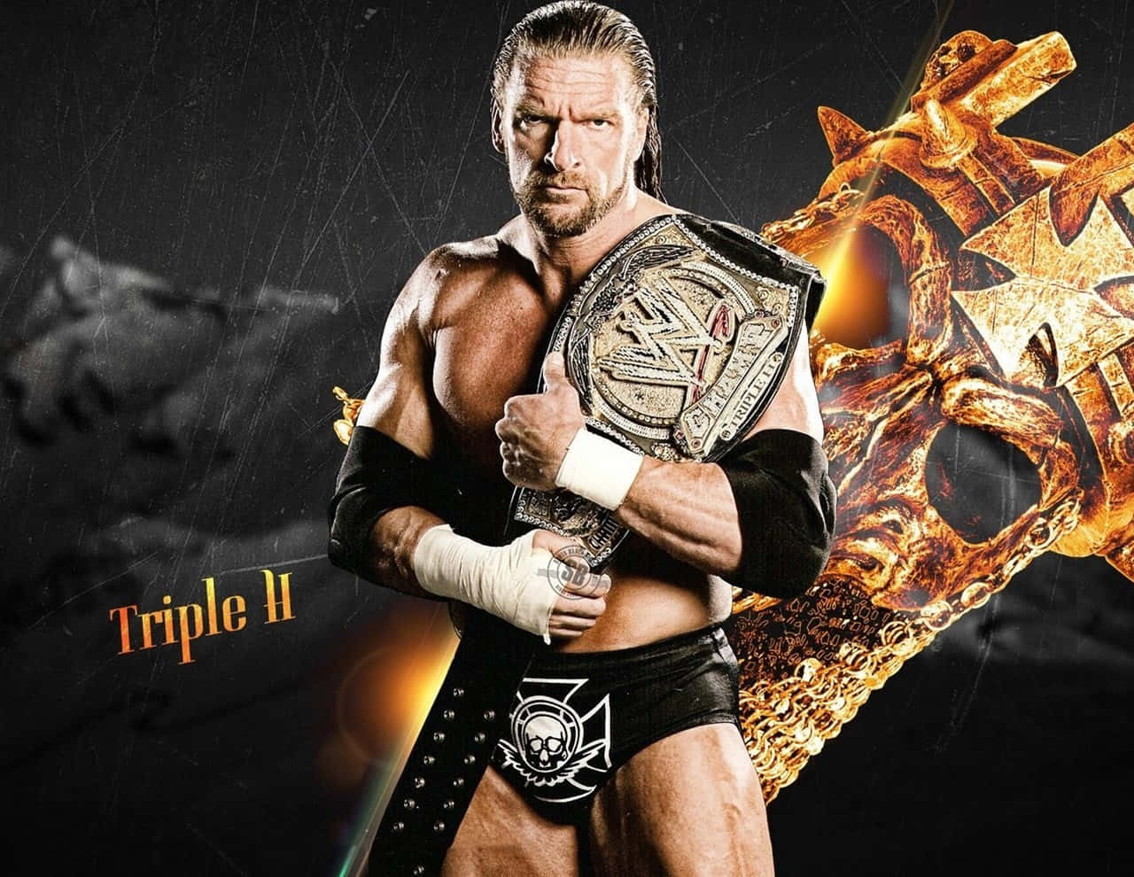 摔角手 Triple H 手持冠軍腰帶，身後帶有火焰骷髏圖案。