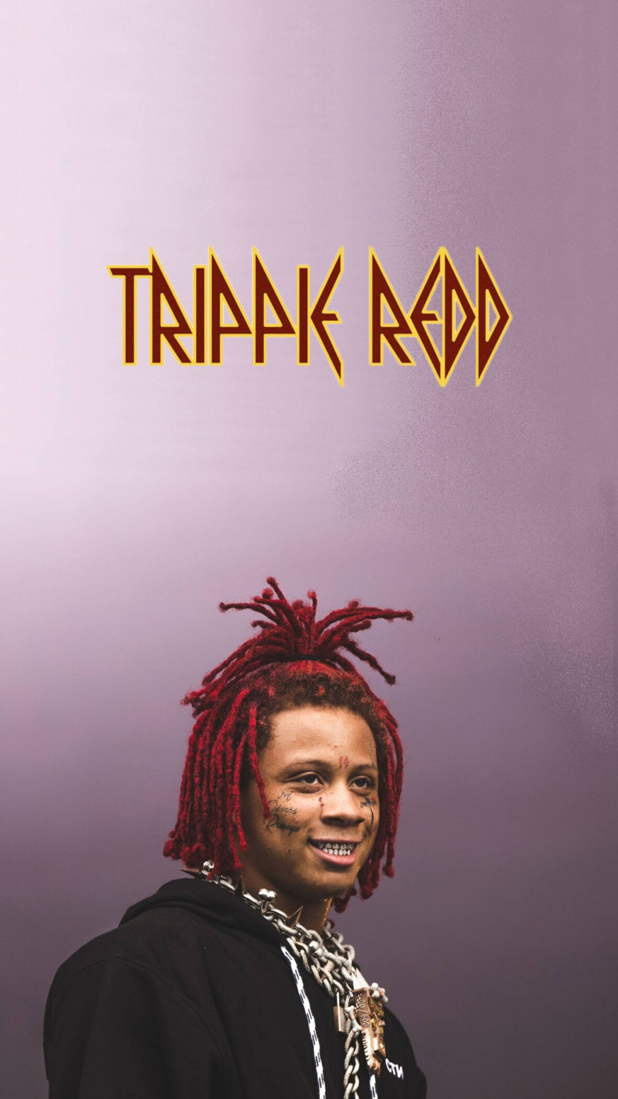 Trippie Redd 側面特寫 壁紙 — Trippie Redd 留著紅色辮子頭和臉部彩繪，在紫色漸變背景前微笑，他的名字以風格化文字呈現。