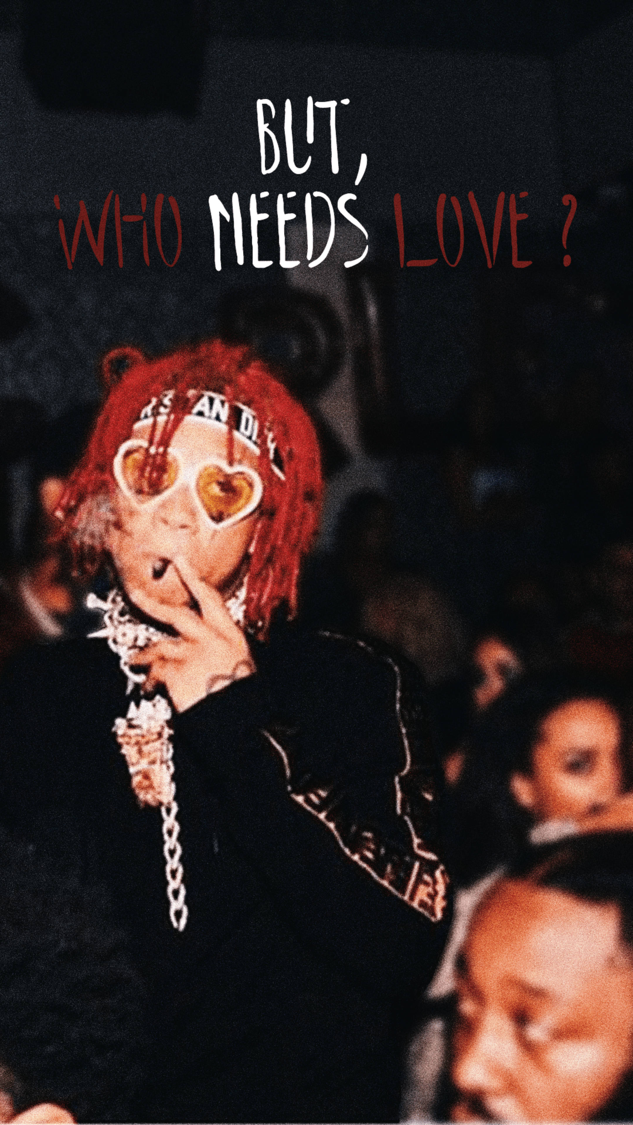 Trippie Redd 全神貫注創作 壁紙 — 一個紅髮戴心形眼鏡的人正在吸煙，而文字「但誰需要愛？」出現在昏暗的人群中。