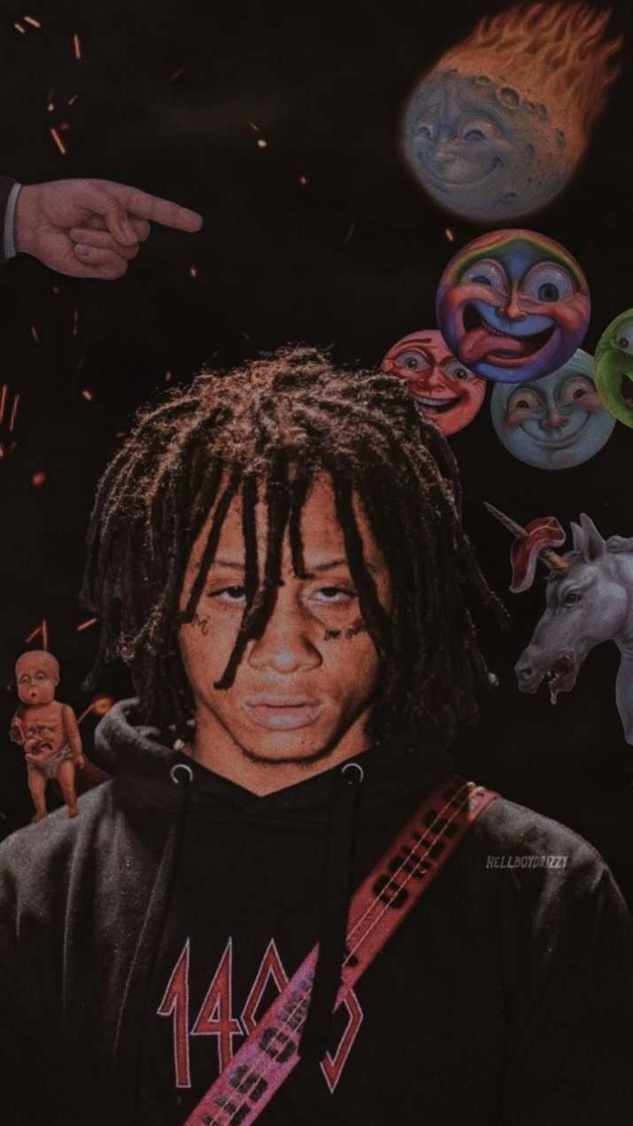 Trippie Redd 狂野眼神 壁紙 — 一個留著辮子頭的年輕男子直視前方，超現實元素如指著的手、燃燒的行星和色彩繽紛的臉孔在他周圍漂浮。