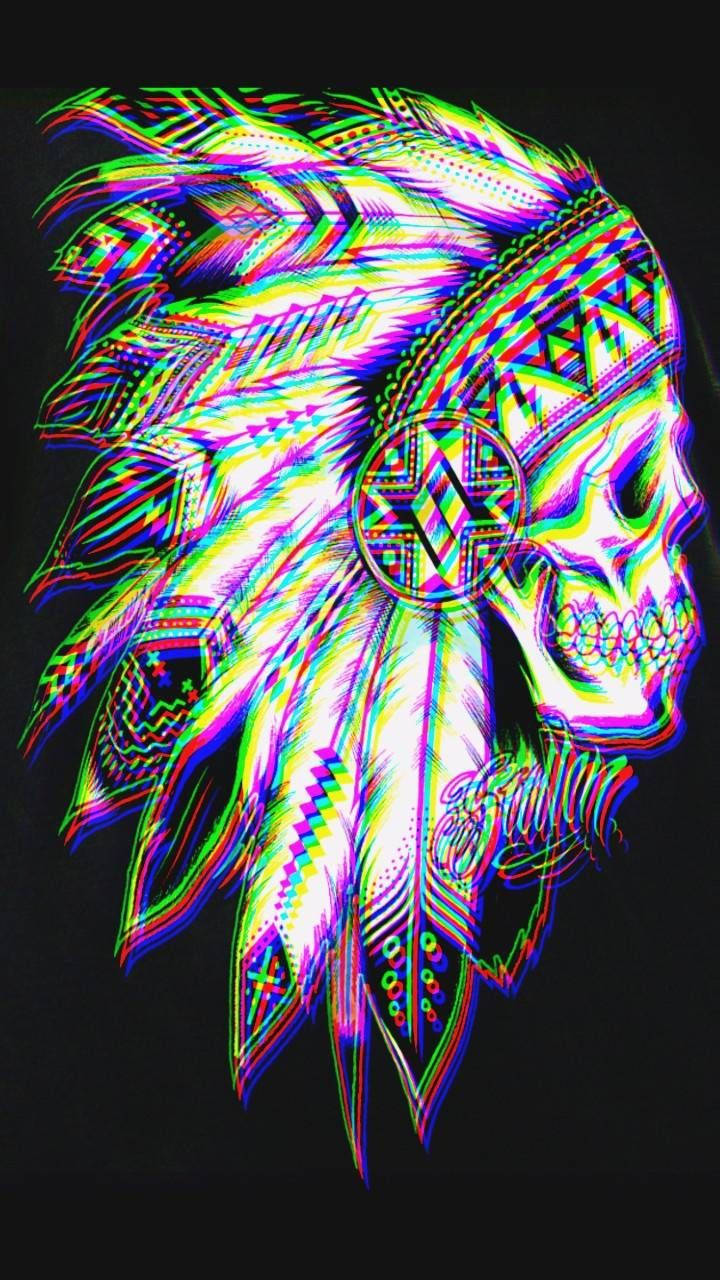 Trippy Dope 頭骨藝術 壁紙 — 一個充滿活力的霓虹骷髏，戴著幾何圖案的頭飾，帶有發光的羽毛，背景為黑色。