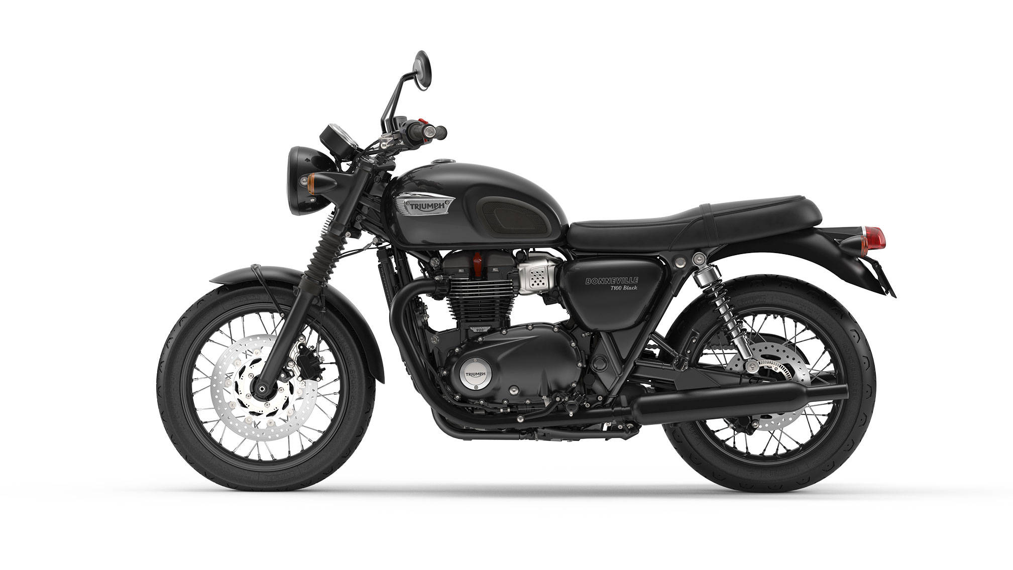 Triumph Bonneville T100 黑色版 壁紙 — 一架時尚的啞光黑色 Triumph Bonneville 電單車以側面輪廓展示在純白背景前，展現其經典復古設計和鍍鉻裝飾。