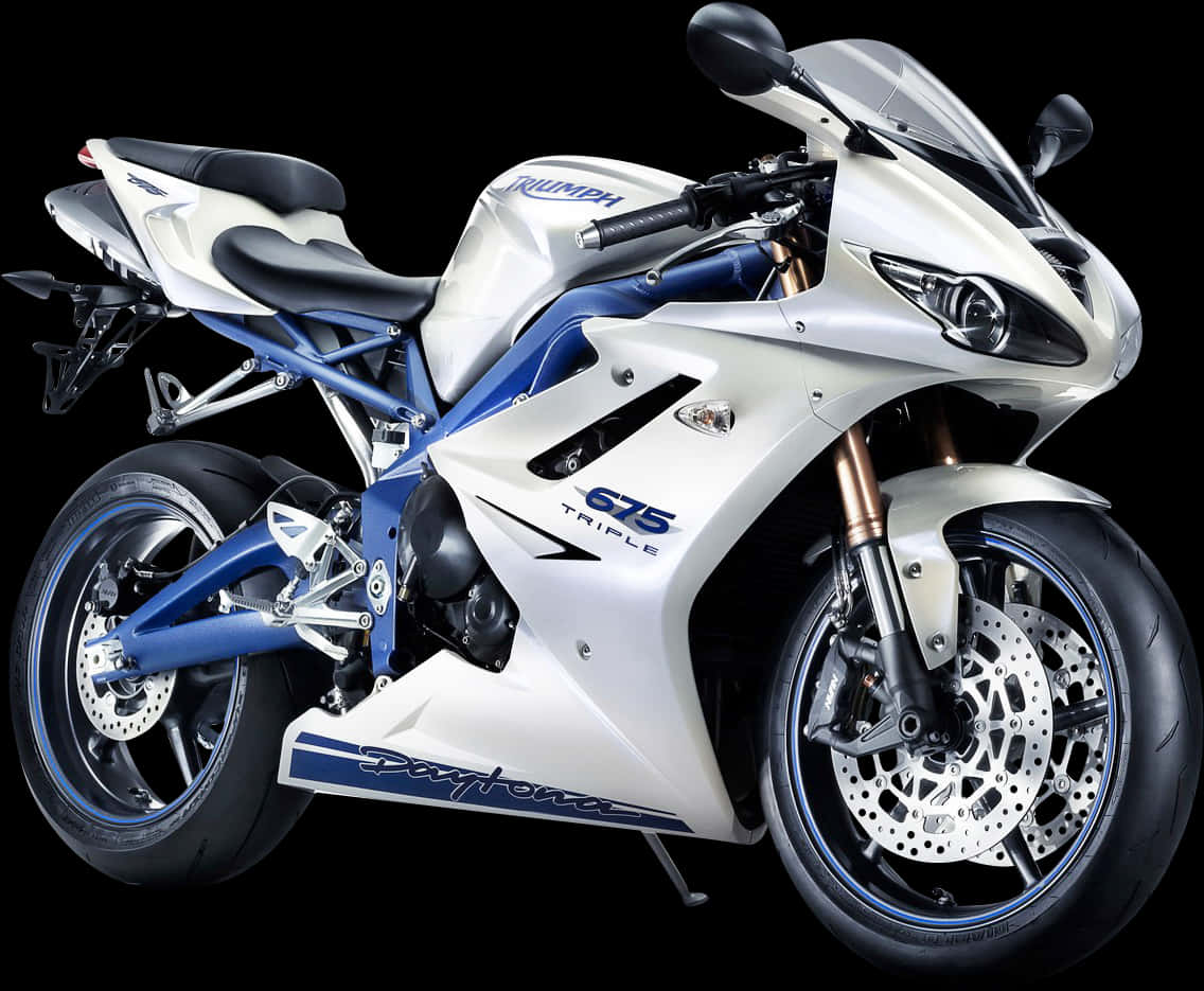 白色Triumph Daytona 675賽車 壁紙 — 一架時尚的白色和藍色 Triumph G75 Triple 運動電單車，配備金色前叉和黑色輪胎，在純黑色背景前蓄勢待發。