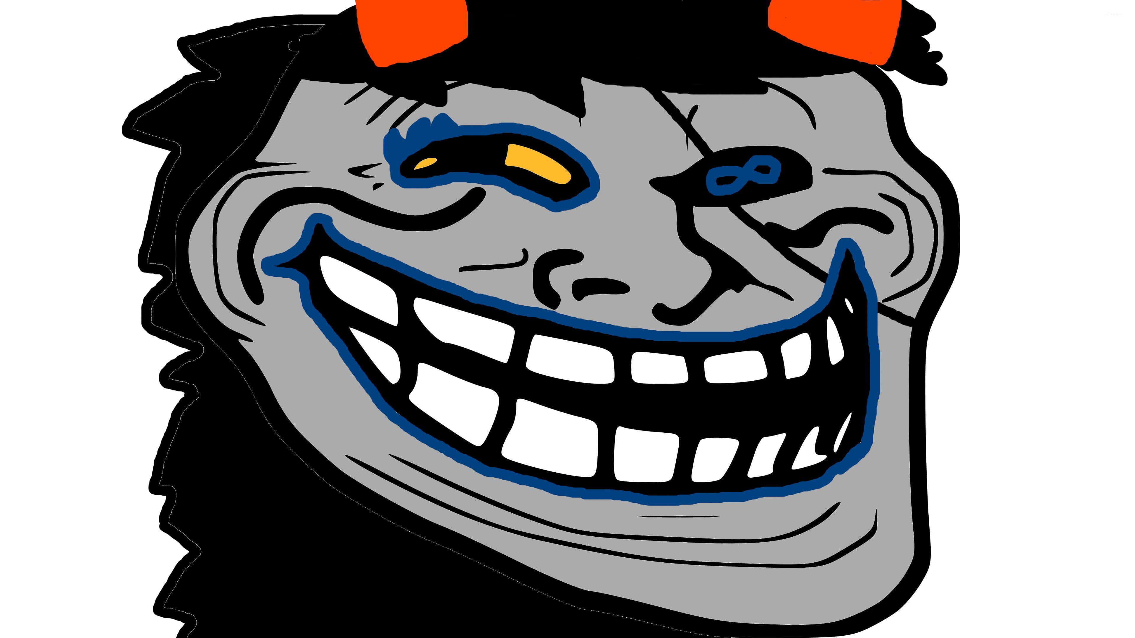 魔鬼造型 Troll 圖片 壁紙 — 一個卡通巨魔臉，有橙色角和露齒大笑，背景為白色。