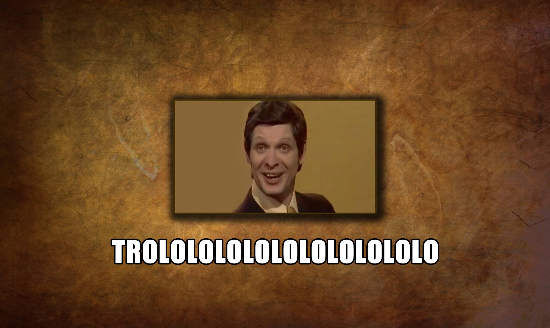 一個微笑的男人在相框照片中，下方有「TROLOLOLOLOLOLOLOLOLOLO」文字。