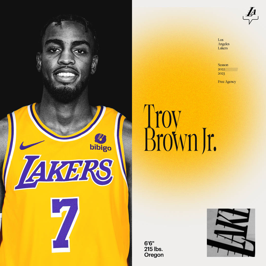 NBA 桌布 壁紙 — Troy Brown Jr. 身穿黃色湖人隊球衣的肖像，帶有粗體紫色文字和統計數據，背景為漸變色。