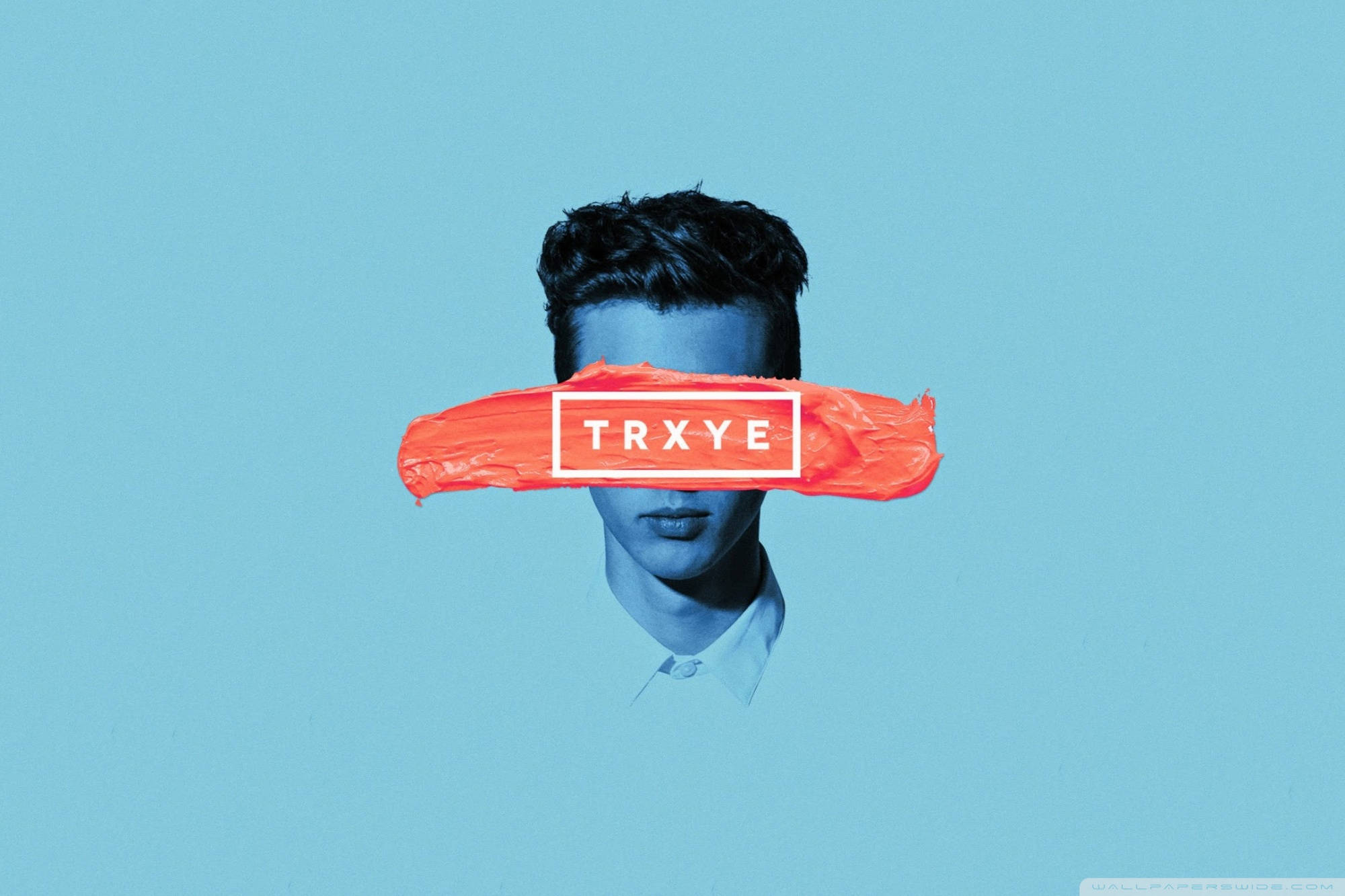Troye Sivan《Trxye》EP 藍色背景插畫 壁紙 — 一個男人的臉被一條大膽的橙色油漆筆劃部分遮擋，上面寫著 TRXYE，背景為純藍色。