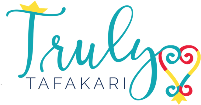 Truly Tafakari Logo 壁紙 — 一個風格化的青綠色標誌，上面有草書的「Truly」字樣，頂部有一個黃色皇冠，並以一個帶有黃色星星裝飾的彩色漩渦心形結束。