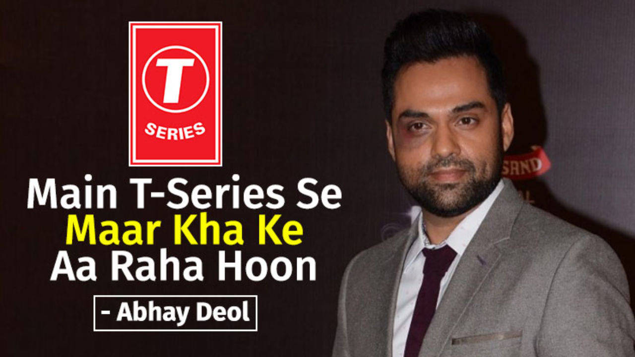 演員 Abhay Deol 在 T-Series 活動中身穿灰色西裝和棗紅色領帶。