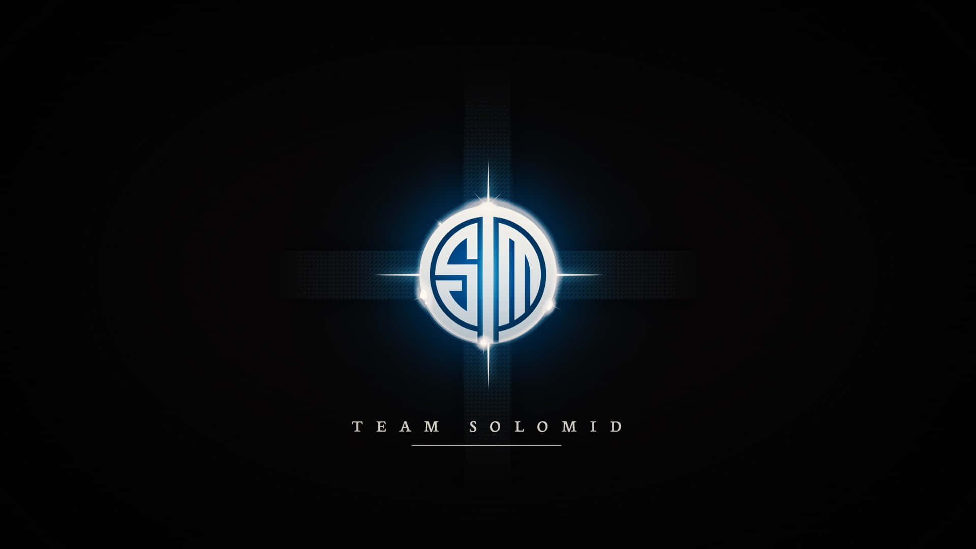Team SoloMid 遊戲標誌在黑色背景上發出藍色光芒。