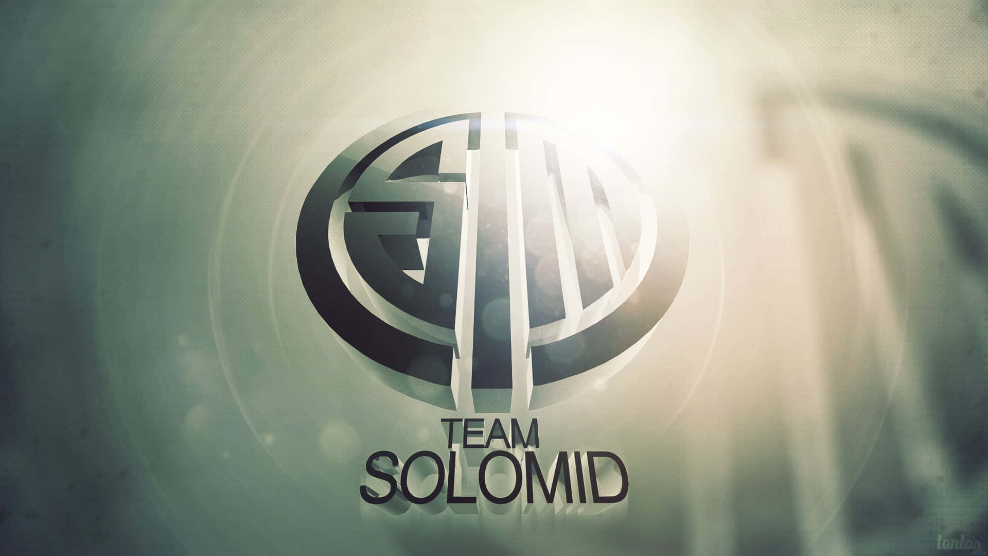 Team Solomid 遊戲標誌，帶有發光效果和柔和的背景模糊。