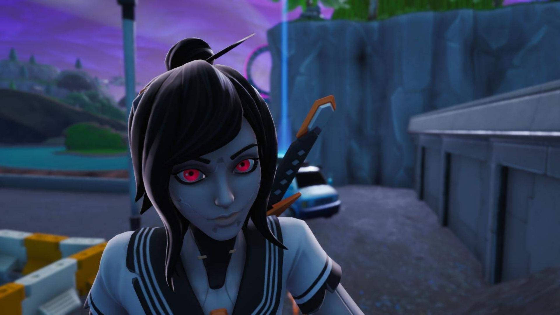 Tsuki Fortnite 近距離冷笑 壁紙 — 一個黑髮動漫少女，擁有發光的紅色眼睛和一把武士刀，站在紫色天空下的未來城市小巷中。