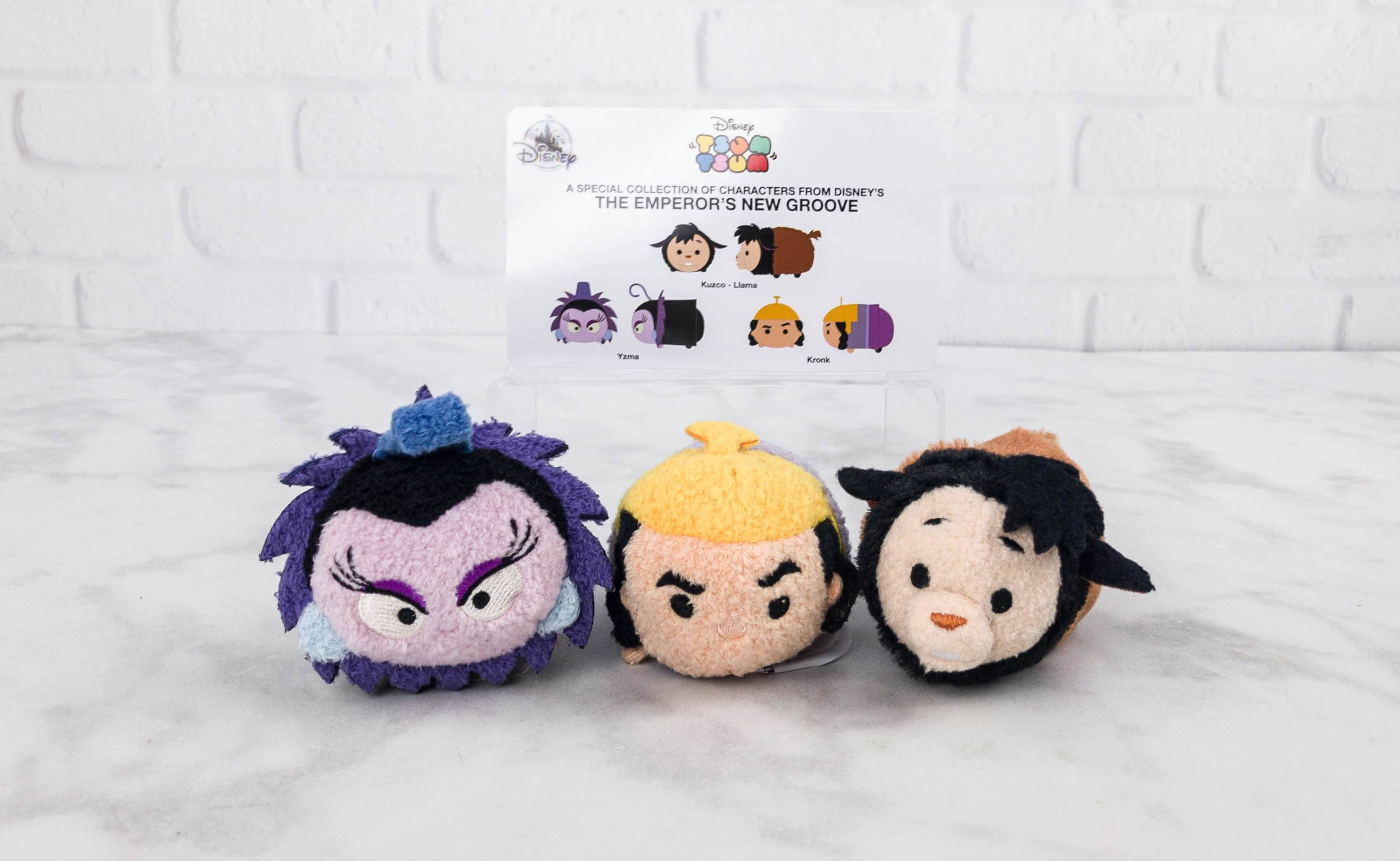 Tsum Tsum 皇帝的新裝 壁紙 — 三個來自《騎呢大帝》的迪士尼TSUM TSUM毛公仔坐在大理石表面上，背景是白色磚牆。