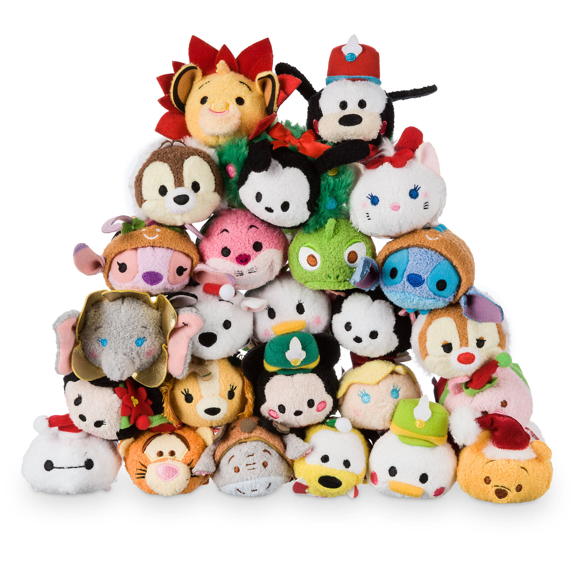 Tsum Tsum 玄武堆疊 壁紙 — 白色背景前，色彩繽紛的迪士尼 Tsum Tsum 毛絨玩具金字塔，穿著節日服裝。