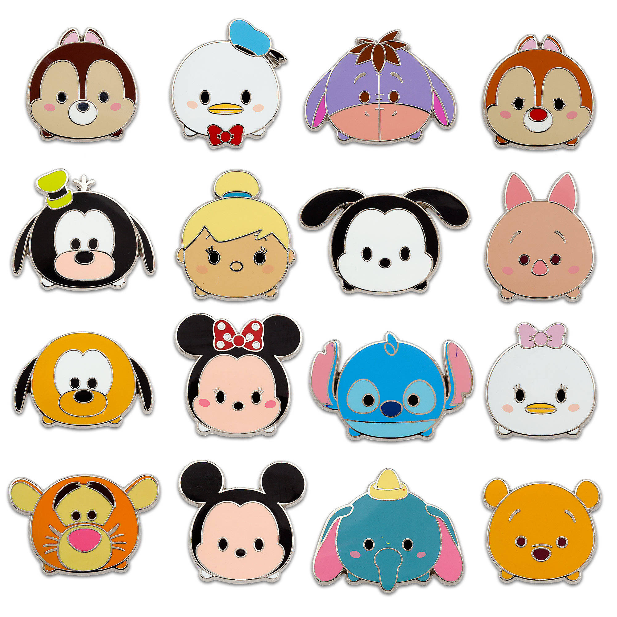 Tsum Tsum 迪士尼經典角色 壁紙 — 一個由色彩繽紛的迪士尼 Tsum Tsum 角色徽章組成的網格，徽章有圓形頭部和金屬邊緣，背景為白色。