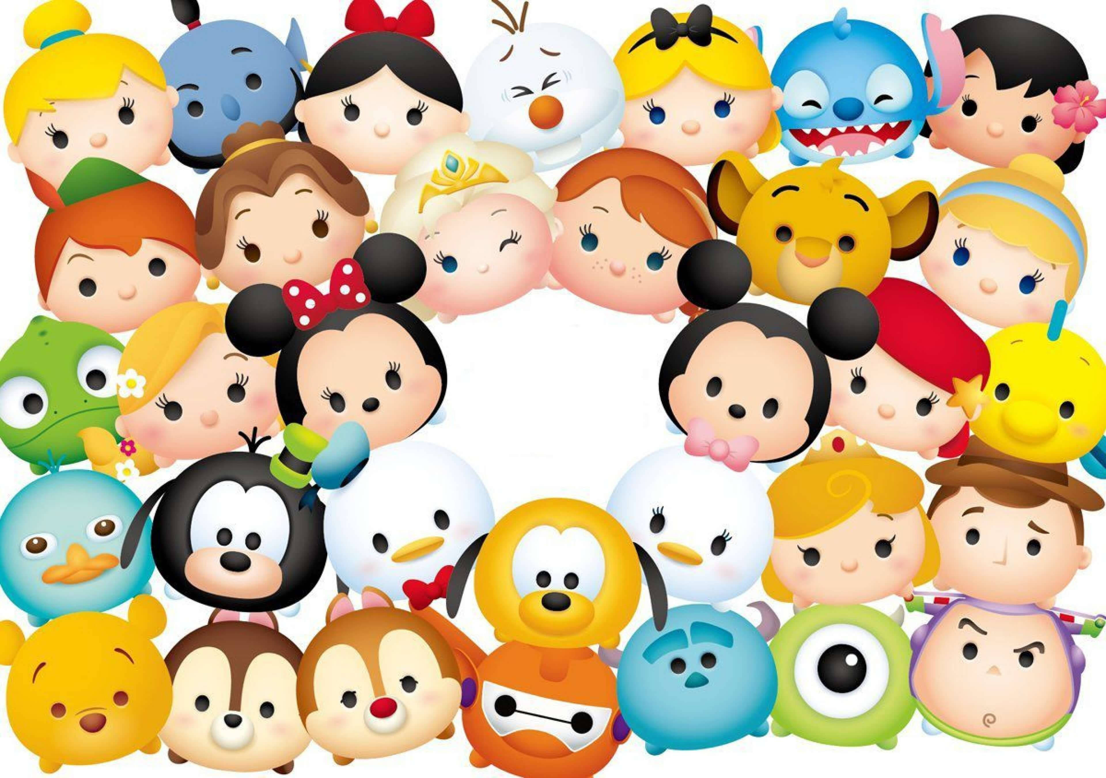 Tsum Tsum 圓形排列 壁紙 — 一群迪士尼Tsum Tsum角色，圓頭大眼，在白色背景上微笑。