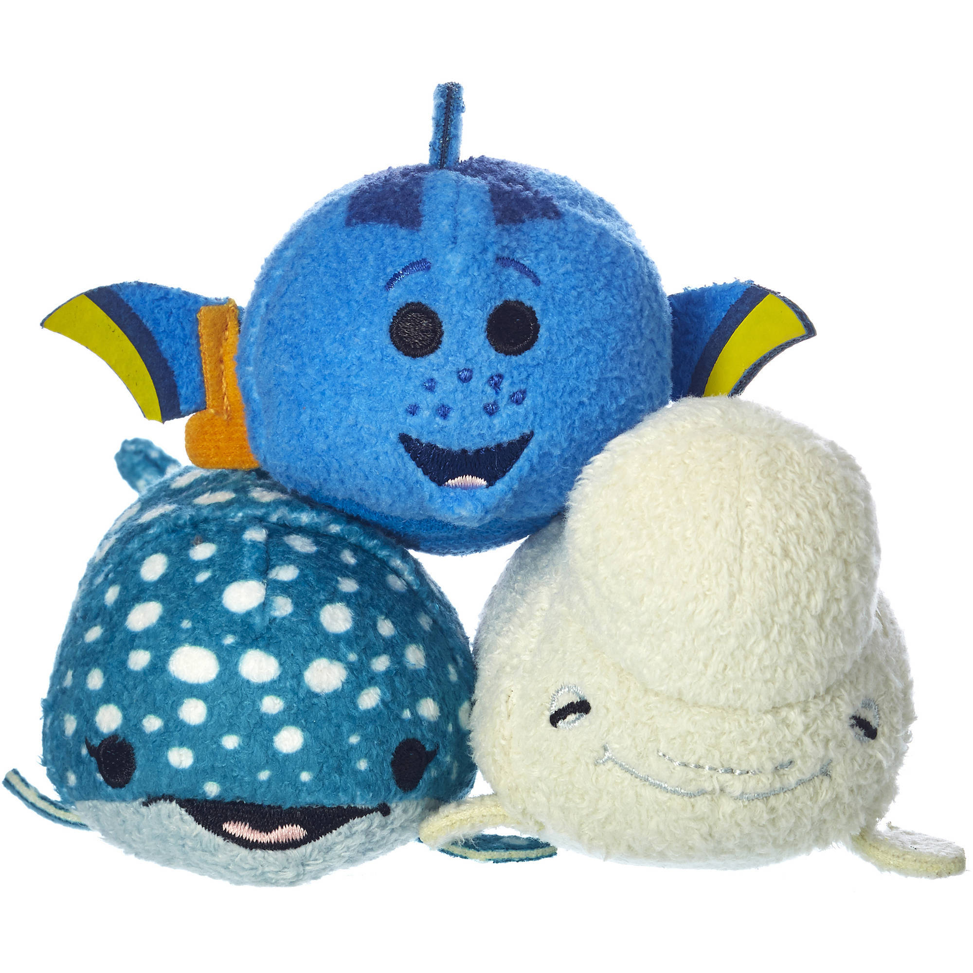 Tsum Tsum 多莉 壁紙 — 三個可愛的圓形毛絨玩具，包括多莉、尼莫和一隻微笑的鯨鯊，背景為白色。